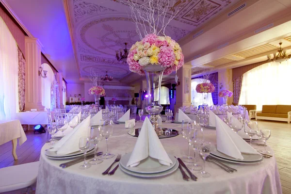 How to Coordinate Table Rentals with Overall Event Decor
